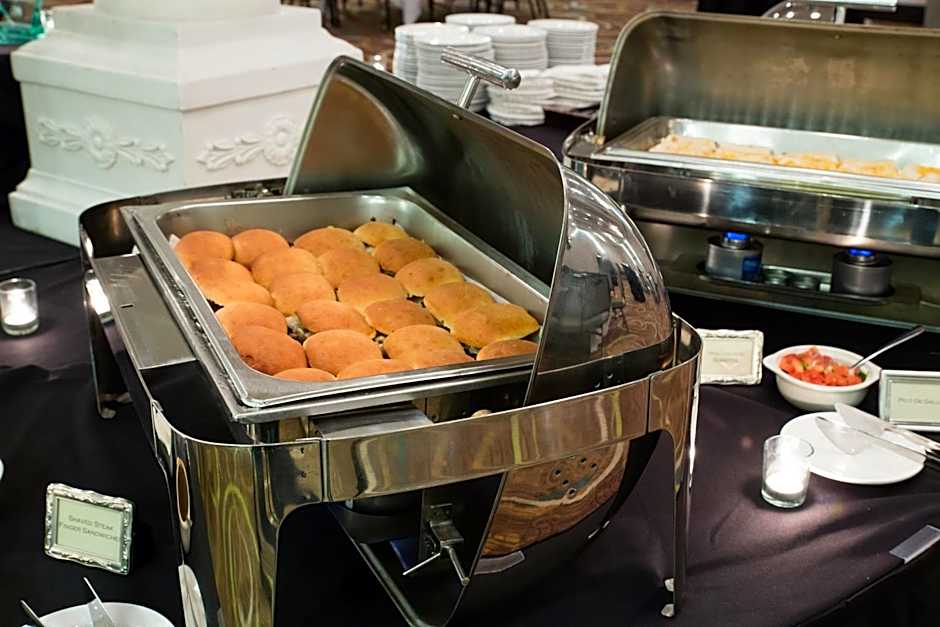 Holiday Inn Hotel & Suites Bloomington Airport By IHG