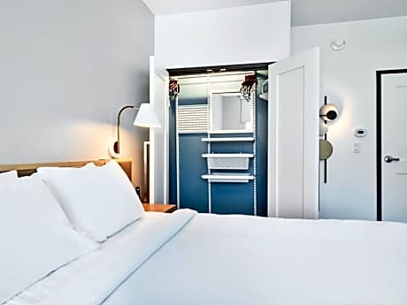 King Studio with Sofa Bed - Hearing Accessible