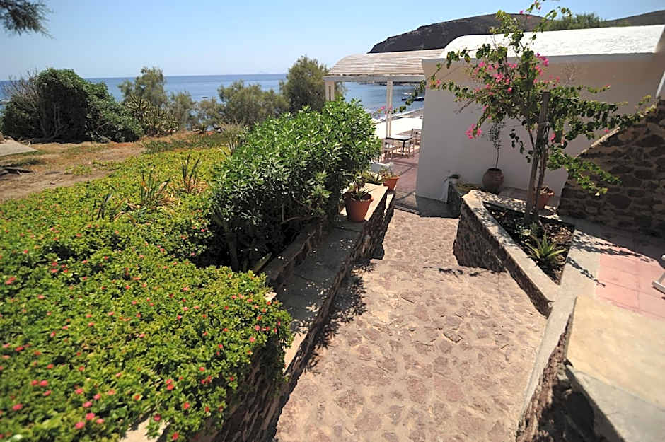 Akrotiri Hotel