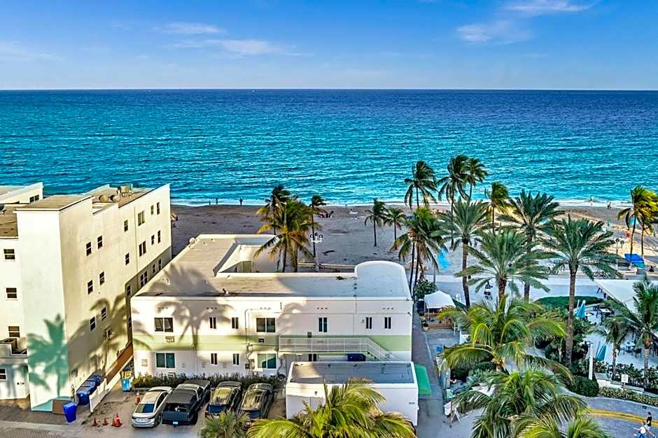 Walkabout 5 Retro Hotel on the beach with live music and a bar