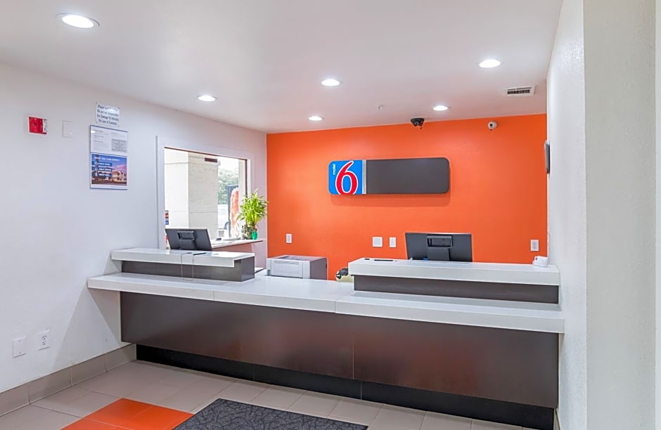 Motel 6 Grand Prairie, TX - Near Six Flags Drive