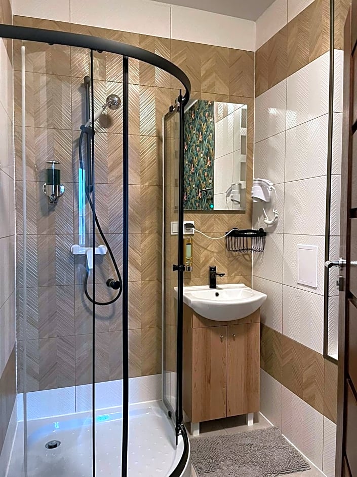 Rynek 14 - Pokoje hotelowe - Cafe&Restaurant - Parking - OrangeTV