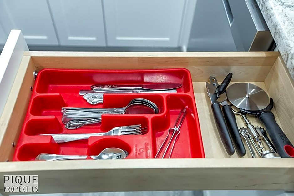 NEW, Mountain Chic Suite, Whyte Avenue, Netflix, WiFi, Sleeps 6