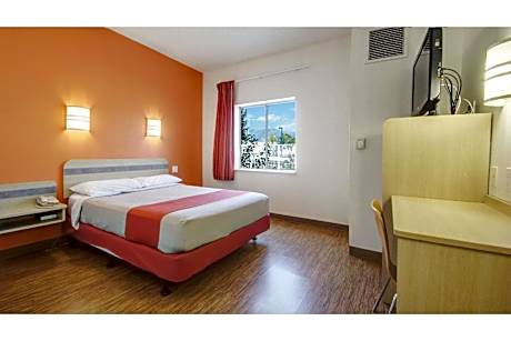 1 Queen Bed | ADA/RI Shower/Micfridge