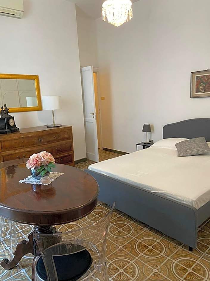 Rooms in San Domenico Maggiore 3