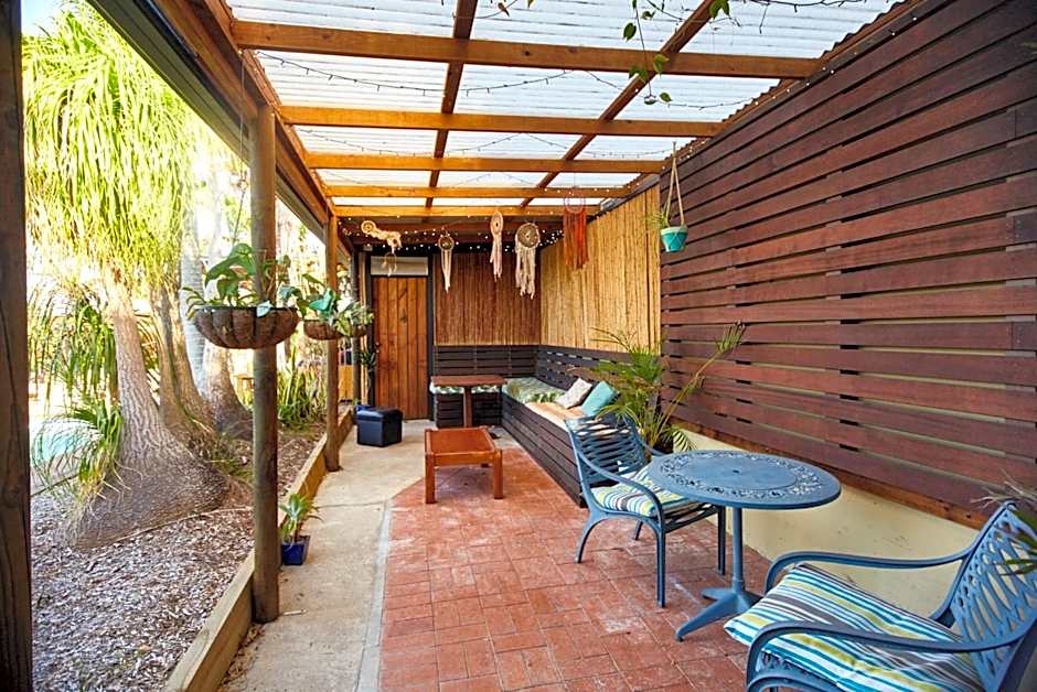 Ozzie Pozzie Backpackers