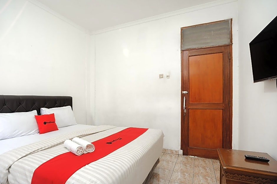 RedDoorz syariah near AEON Mall Tanjung Barat