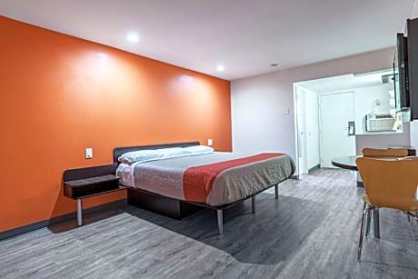 King Room with Roll-In Shower - Disability Access