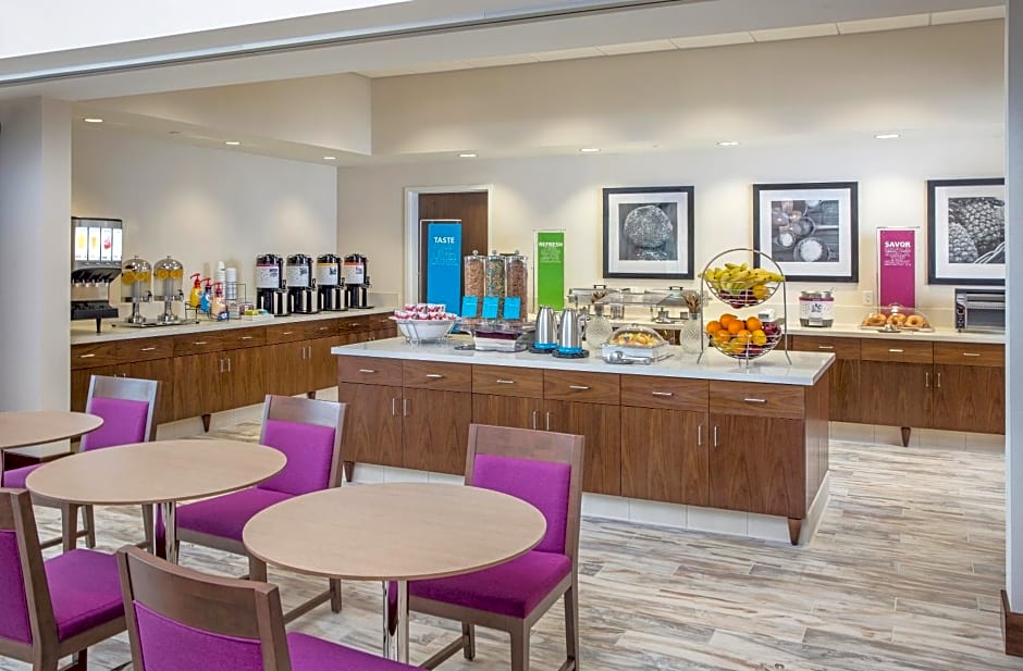 Hampton Inn & Suites Oahu/Kapolei, HI - FREE Breakfast
