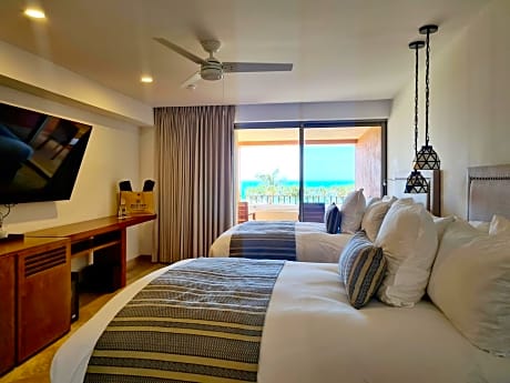 deluxe ocean view room with hot tub and double beds - dovjd