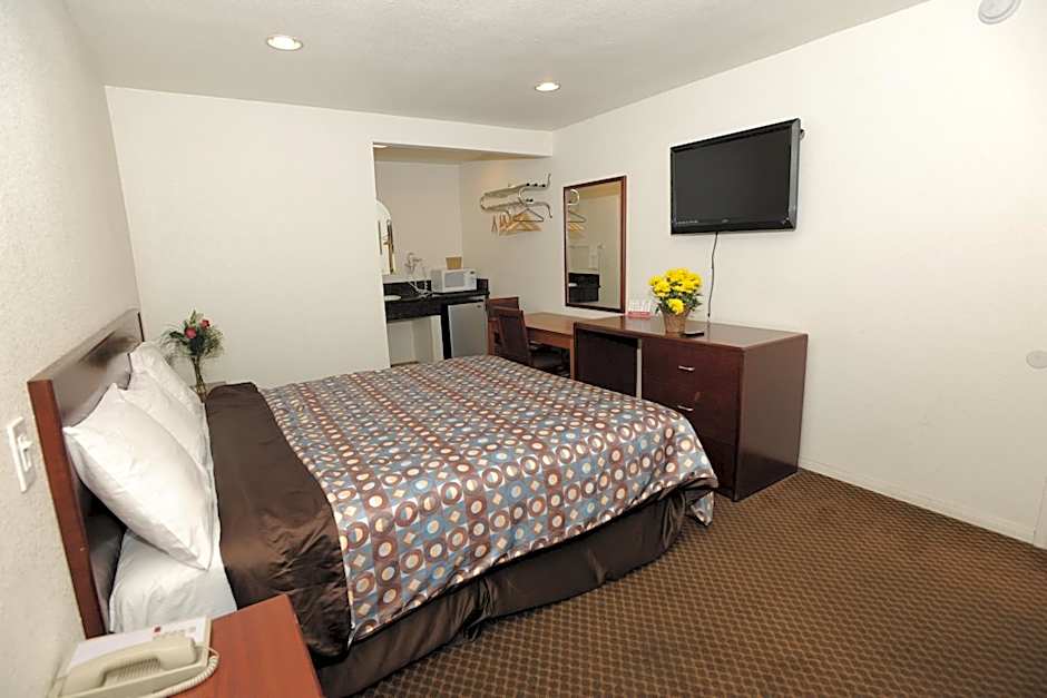 Photo 1 of 4 of 1 Queen Bed, Nonsmoking