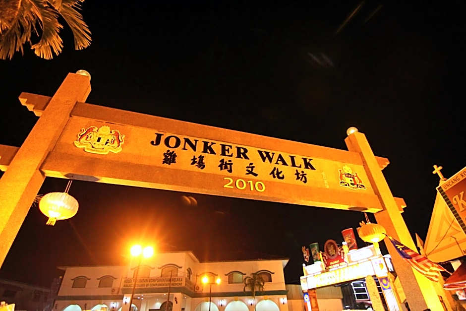 Cozy Riverside Hotel