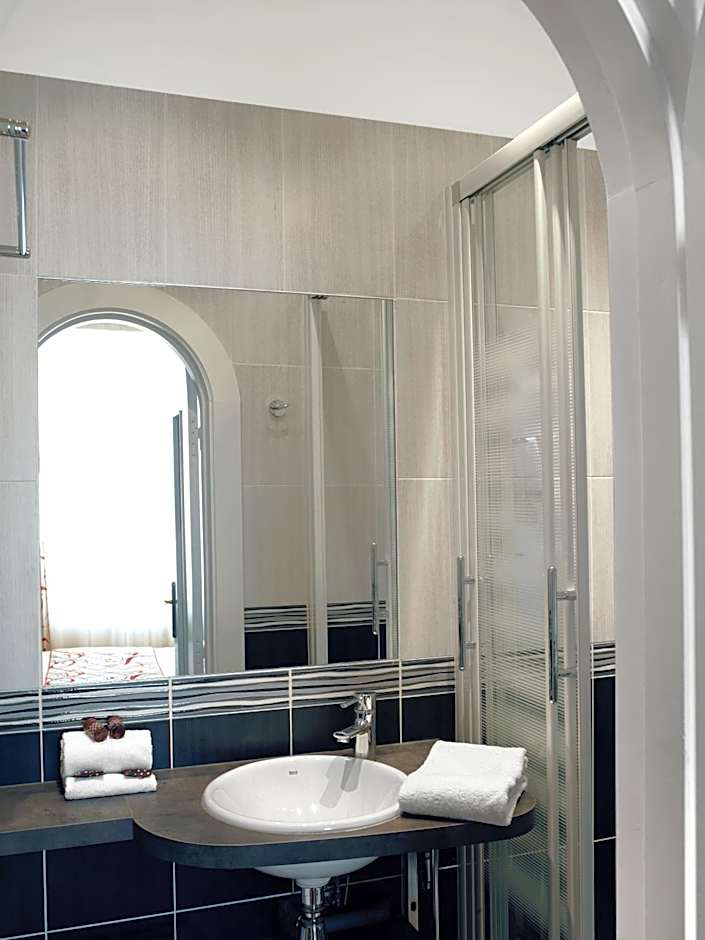 Brit Hotel Confort Le Revest Sainte-Maxime