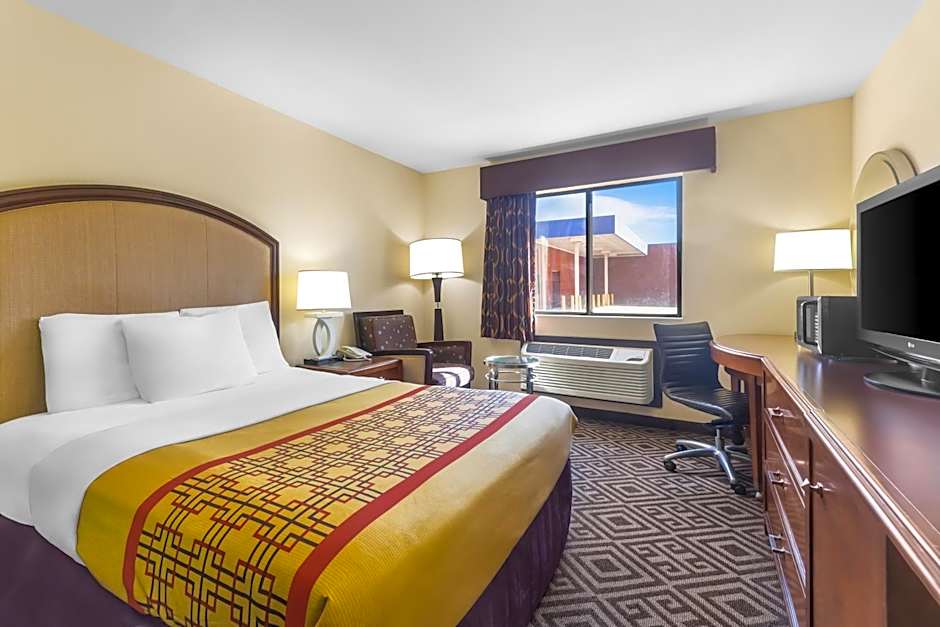 Travel Inn and Suites