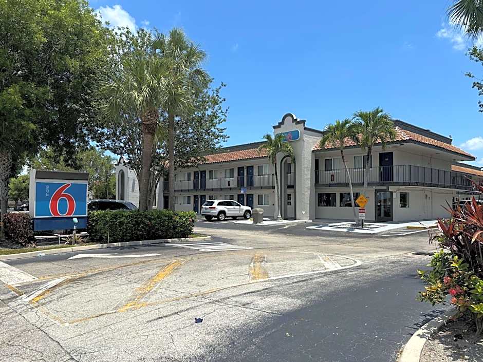 Motel 6 Riviera Beach FL