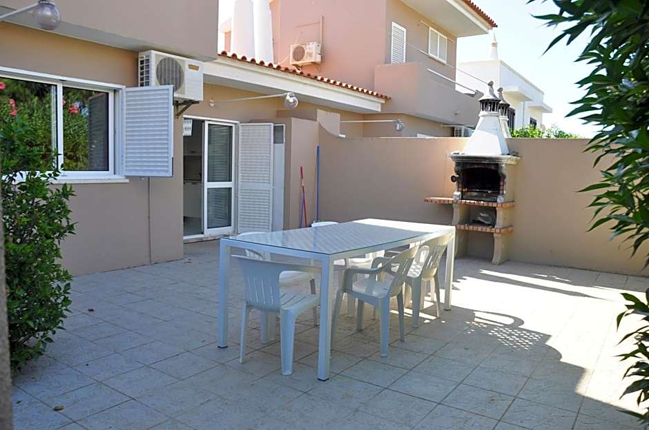 Stylish well-equipped, private pool, close to amenities, free AC Wifi