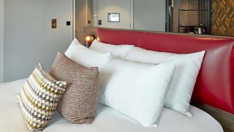 Standard Queen Room