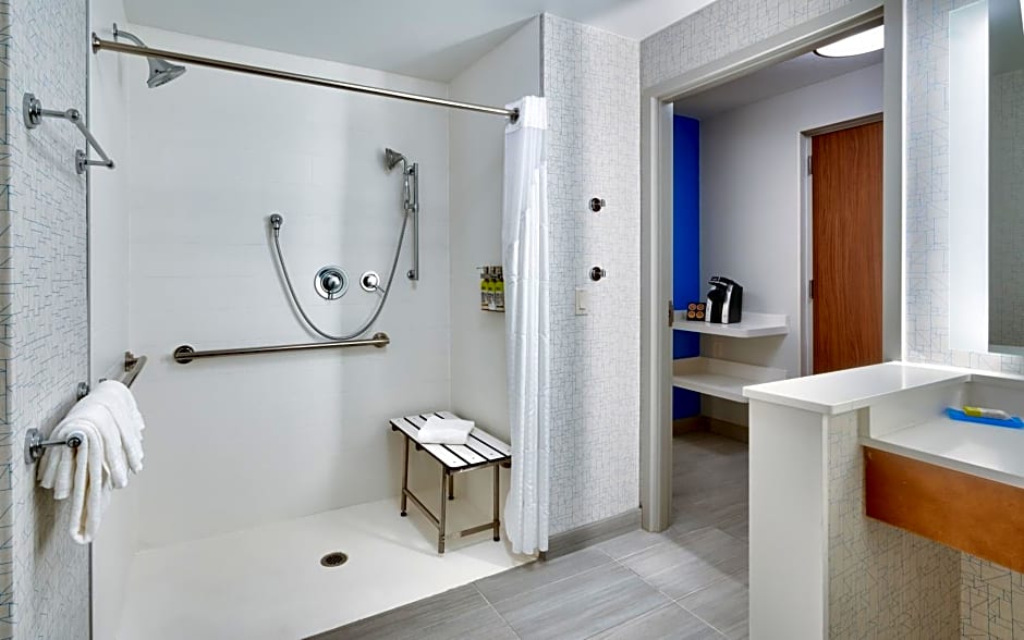 Holiday Inn Express & Suites - Gainesville I-75, an IHG Hotel
