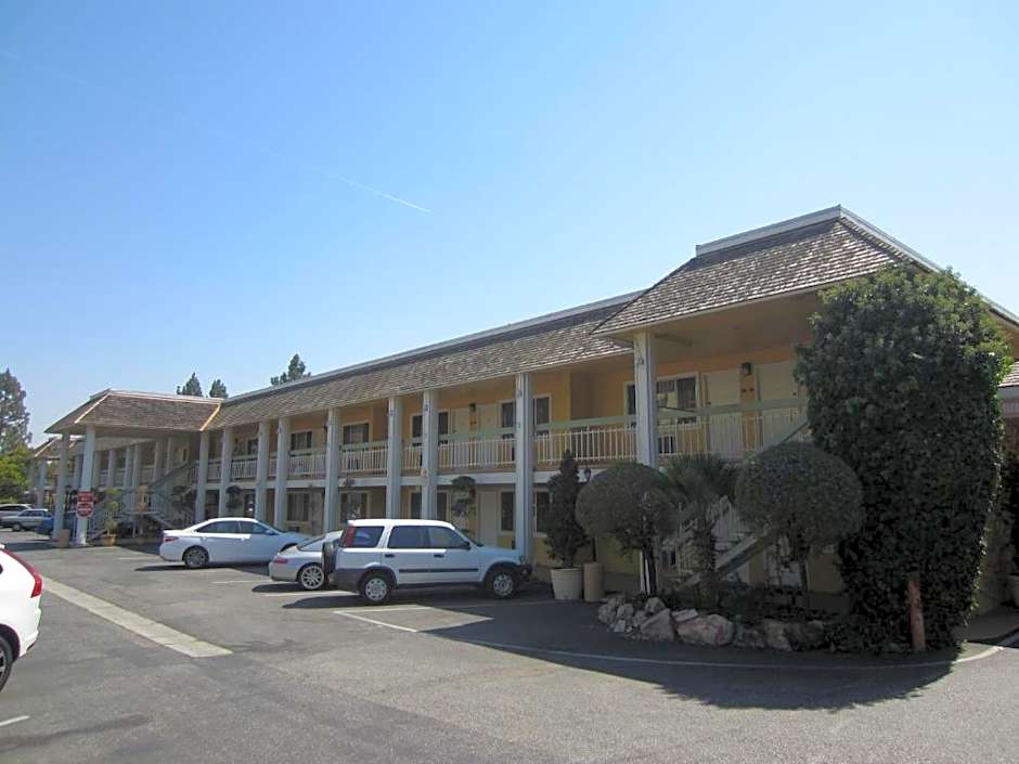 Caravelle Inn & Suites