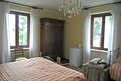 Deluxe Double Room (2 Adults + 1 Child)