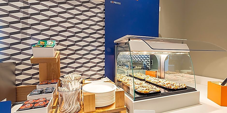 Holiday Inn Express & Suites Woodside LaGuardia Airport By IHG