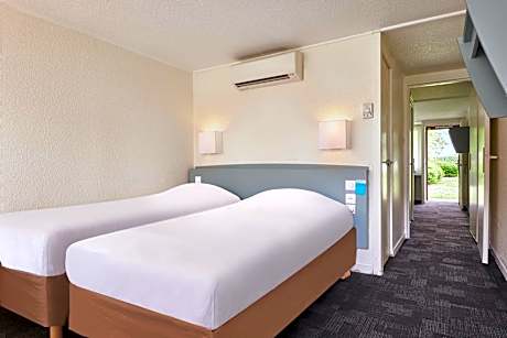 Standard Room - 1 Double Bed 2 Single Beds