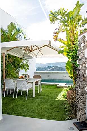 Luxury center Townhouse in Frigiliana with pool and parking HansOnHoliday Rentals