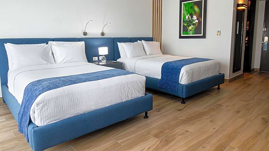 Wyndham Guayaquil, Puerto Santa Ana