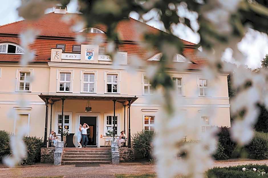 Pałac Bogaczów - noclegi - restauracja - przyjęcia