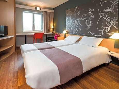 Room with 2 single beds