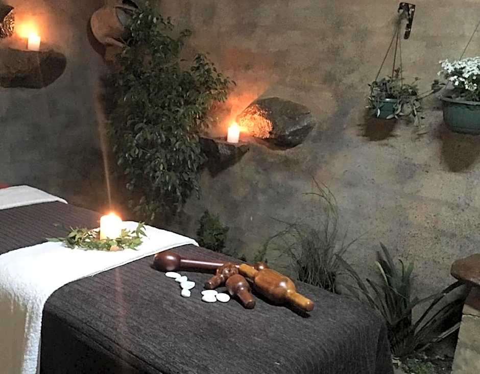 Guinea Feather Country Lodge