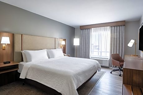 1 King Bed Standard Comm Access Tub