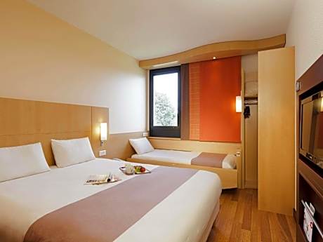 Standard Room with One Double Bed and One Single Bed