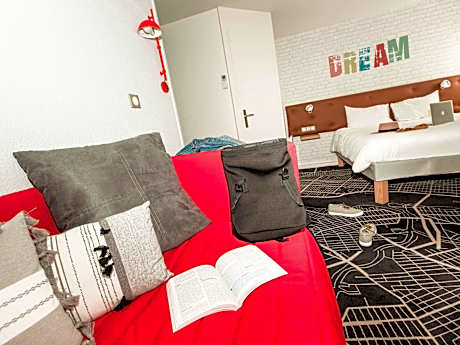 Family Room: 1 double bed and 3 single beds