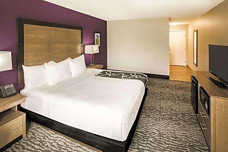 King Room with Roll-in Shower - Mobility Access/Non-Smoking