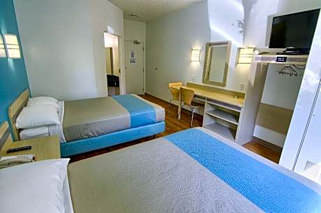 2 Full Beds | Mobility Accessible Tub