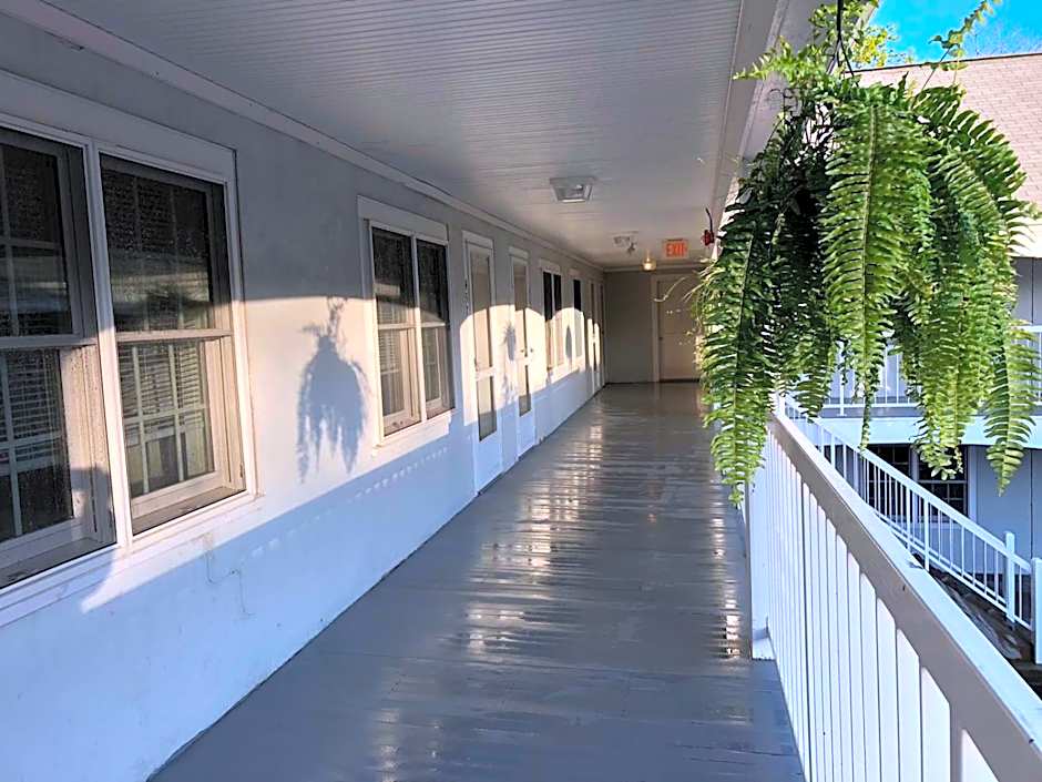 Hyannis Inn
