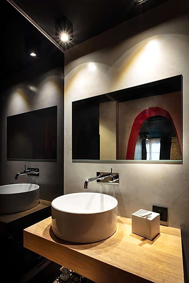 The Black Boutique -- Turistea Suites
