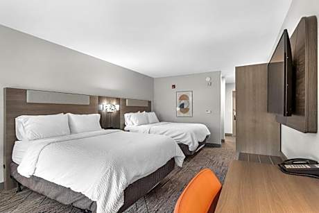 Standard Queen Room with Two Queen Beds and Mobility Accessible Tub