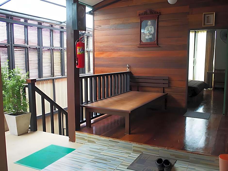 Chommuang Guest House At Ayutthaya.