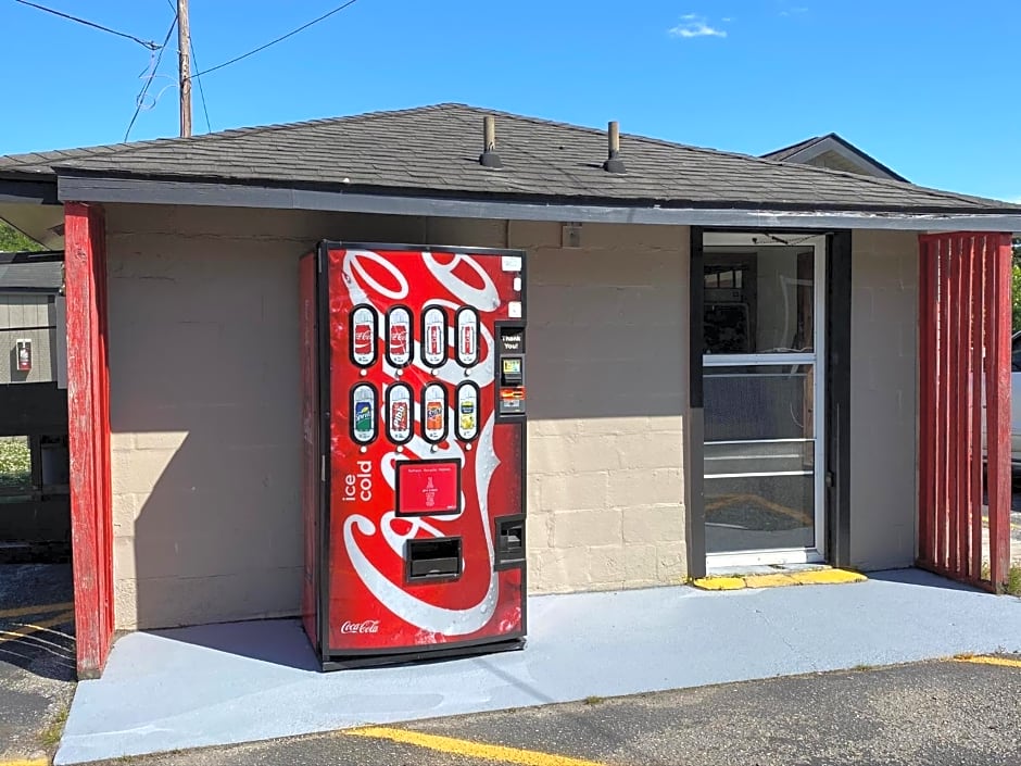 Whistling Pines Motel- Daily and Extended Stay
