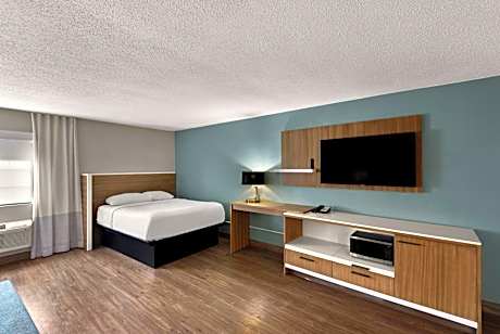 Family Suite with Three Queen Beds - Non-Smoking