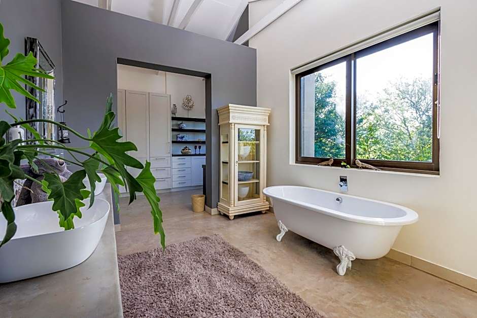 Safari Moon Luxury Bush Lodge