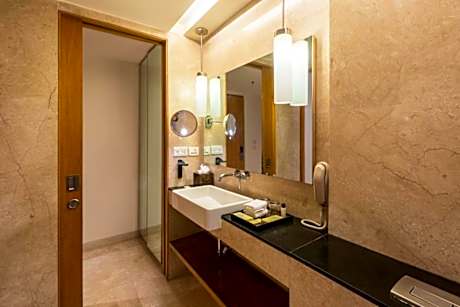 04Deluxe Suite City View Queen Bed