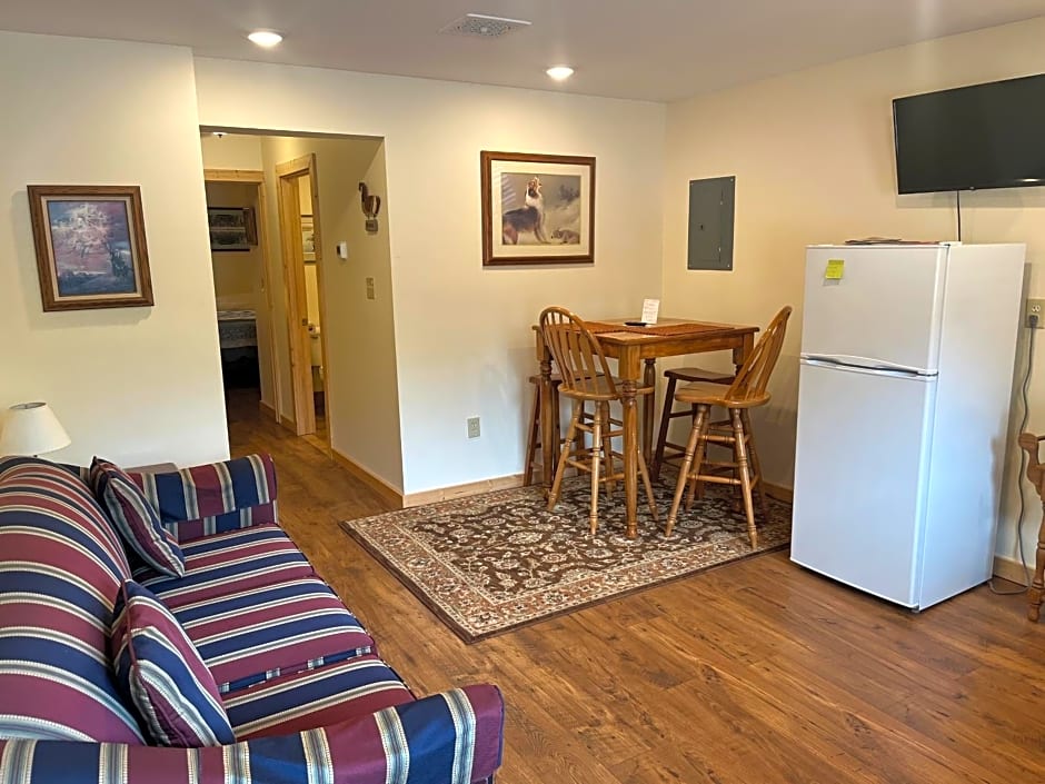 Creekside Downtown Vacation Suites, Only Adults 25 or older