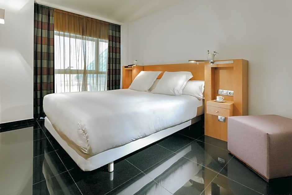 Hesperia Fira Suites