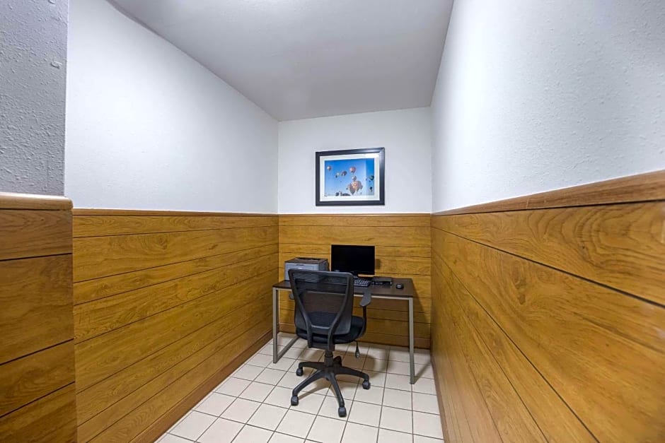Quality Inn & Suites Clayton, NM