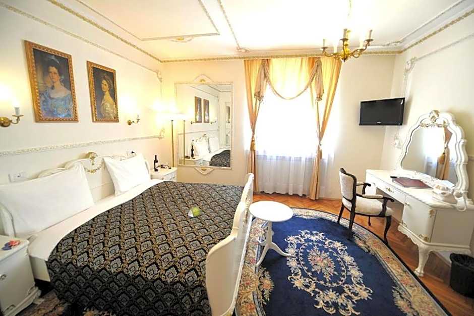 Queen's Astoria Design Hotel