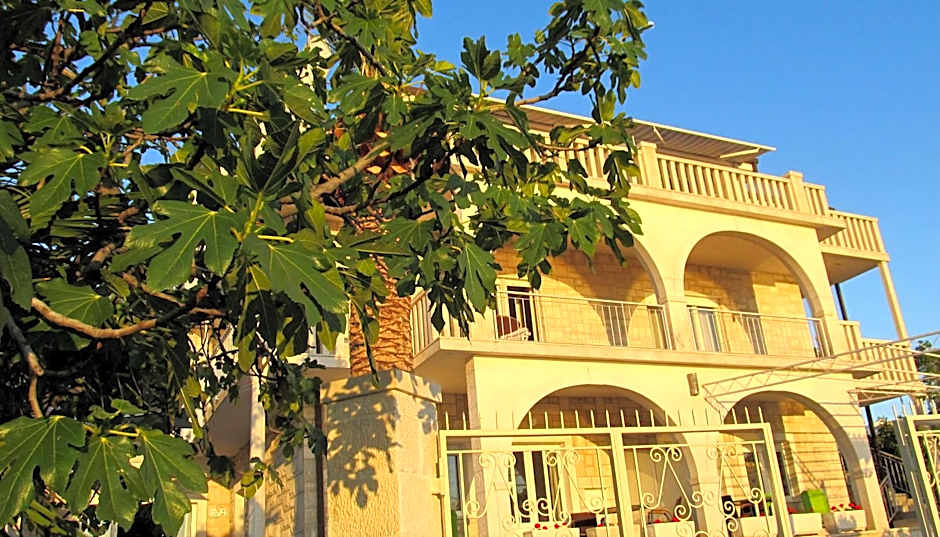 Beautiful apartment for two persons with sea view in Trogir near the beach