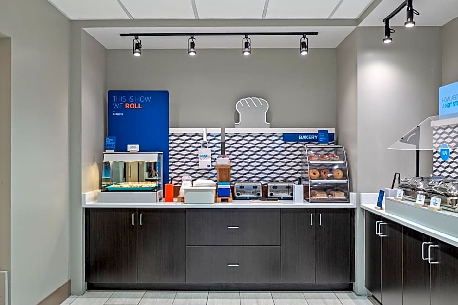 Holiday Inn Express Hotel & Suites Woodbridge By IHG